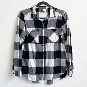SOLD H&M Divided Women’s Black & White Plaid Flannel Hi-Lo Hem Button-Up Shirt